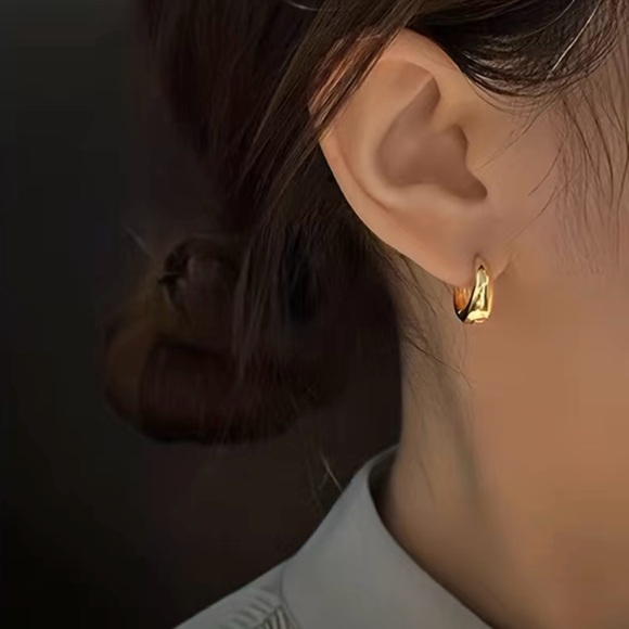 New Luxury 18k Gold Plated Small Hoop Earrings - Picture 6 of 7